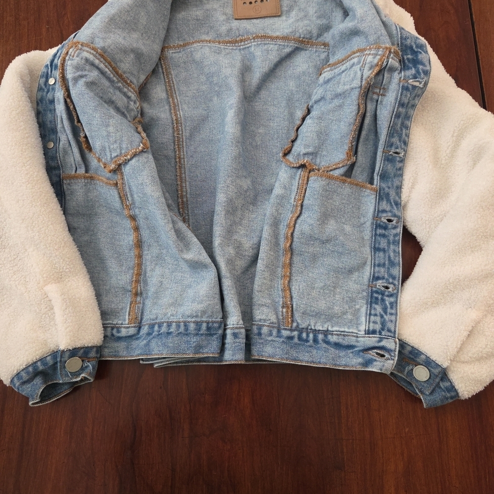 Blank NYC Light Wash Denim Jacket with Contrast Stitching - Picture 6 of 7